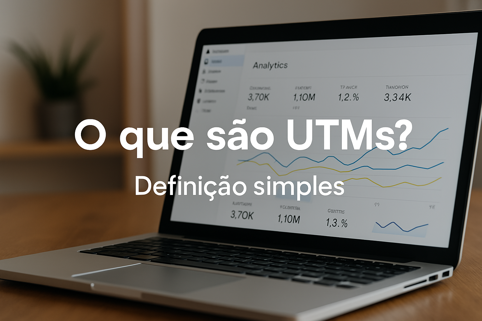 alt="Laptop com painel de métricas em mesa de madeira, representando o uso de UTMs para rastreamento de tráfego"